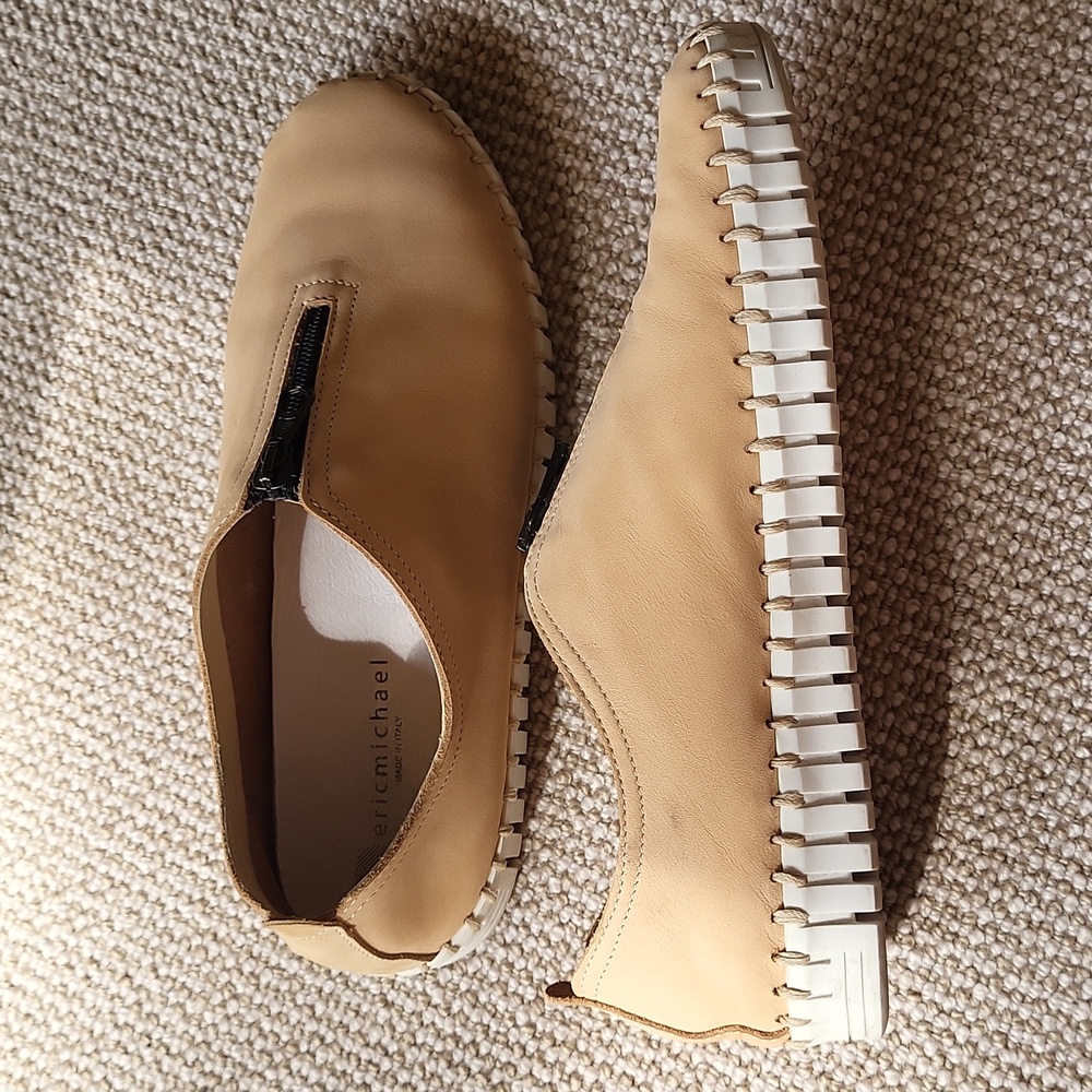 Eric Michael tan suede zippered, whip stitch sneakers, EUC, Sz 8